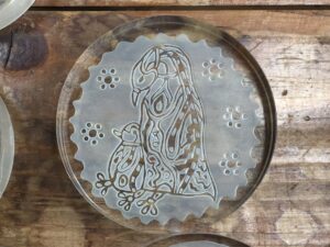 ガラス製ペンギンの親子のペーパーウェイト